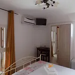 Le Cave Oda ve Kahvaltı 3*